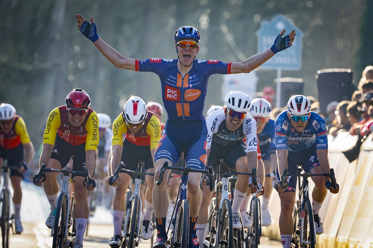 🚨🏆 DANILITH NOKERE KOERSE: EEKHOFF SOPRENDE TUTTI, CADUTA PER PHILIPSEN