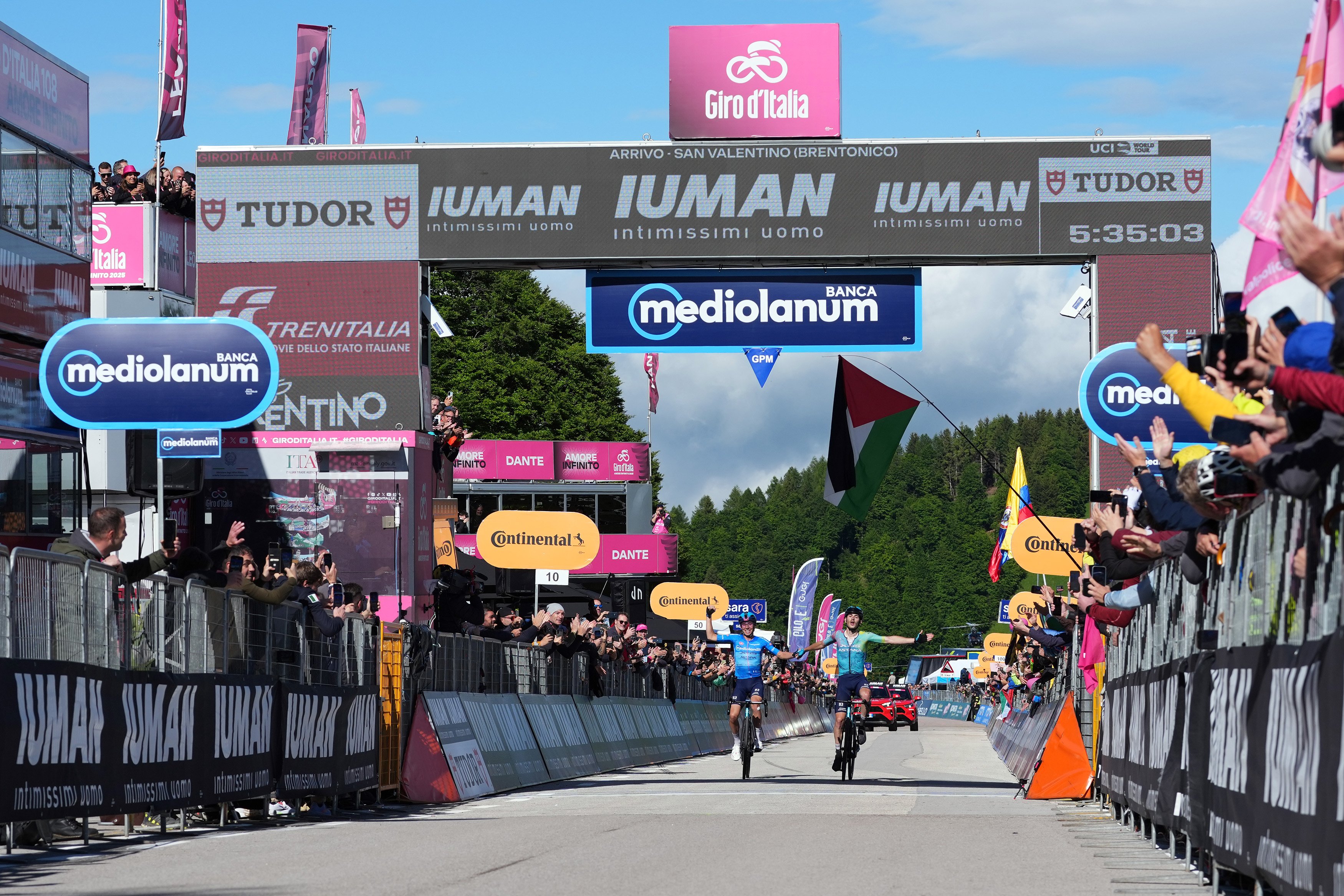 GIRO D’ITALIA 2025 - 16º tappa: Scaroni vince, Carapaz impressiona, mentre salutano in modi differenti Roglič e Ayuso!